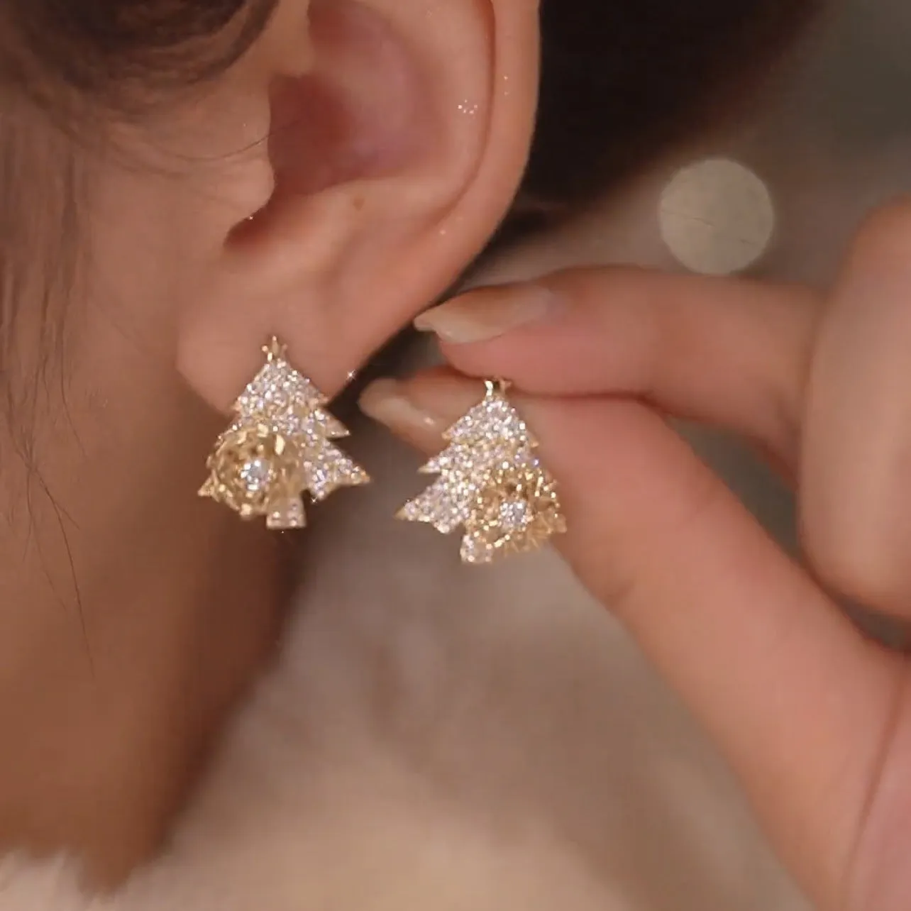 Sparkling Christmas Tree Earrings with Snowflake Accents – Festive Rotatable Studs